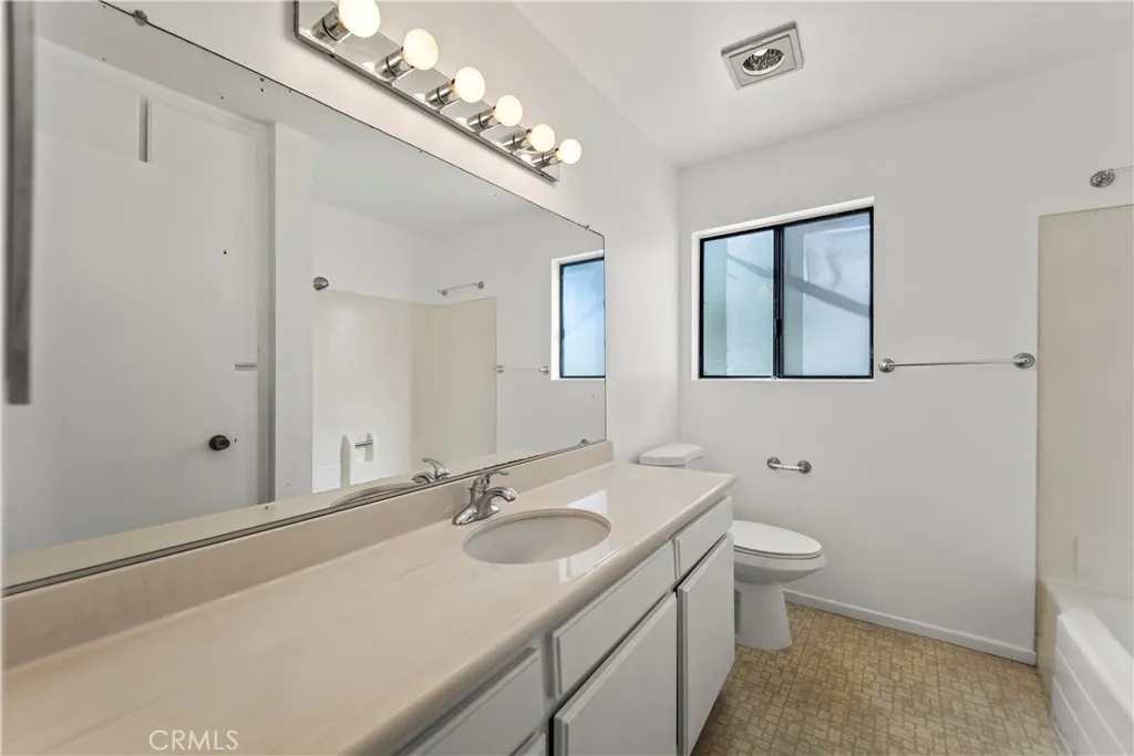 15000 Halldale Avenue 101, Gardena, California 90247 home-pic-9